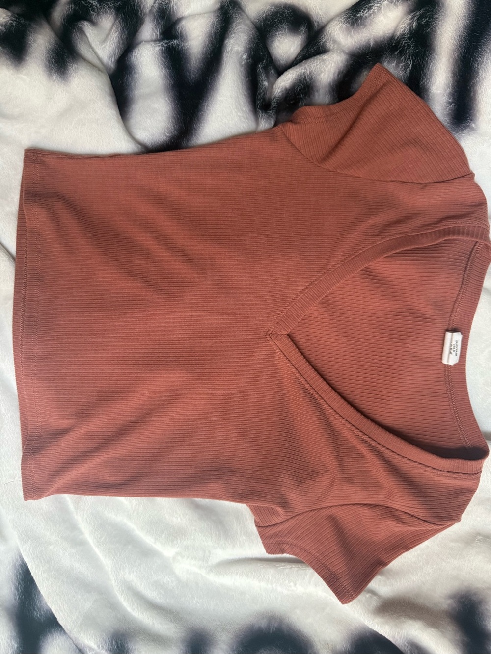 Tilly's Ribbed V-Neck Short Sleeve Top - Rust Brown - Picture 2 of 2